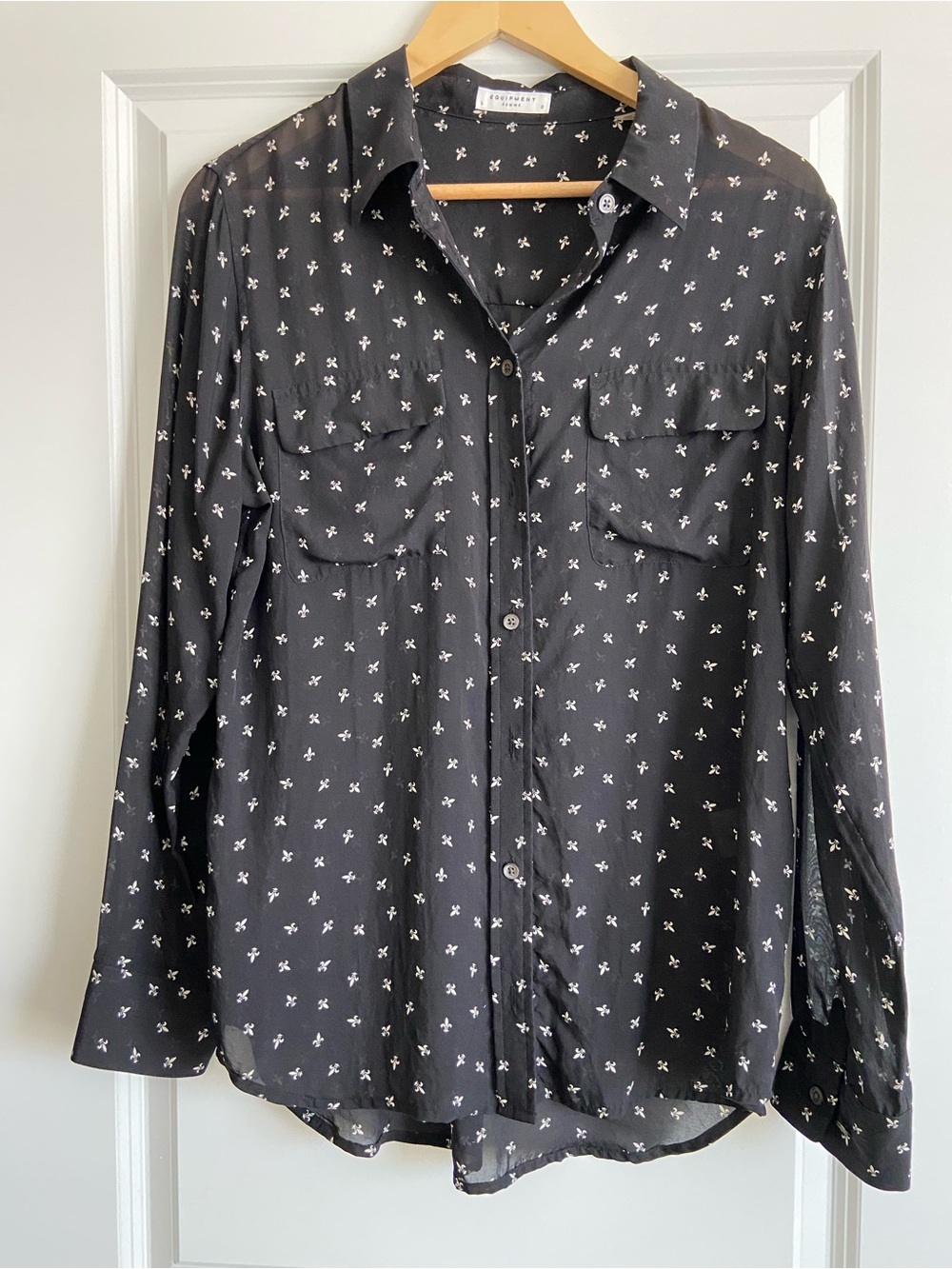 Equipment Femme 100% Silk Signature Blouse Top fleur-de-lis  Size Large